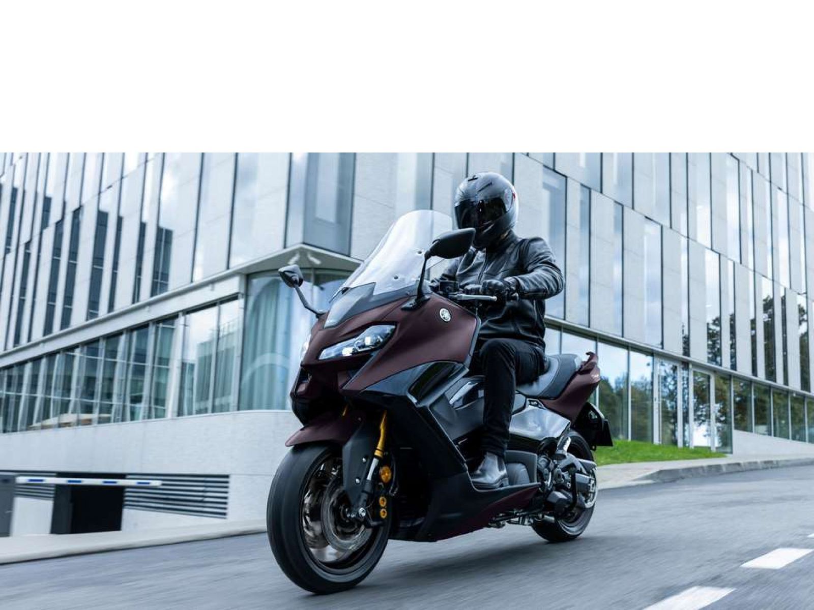 Скутер YAMAHA T-Max 560 TECH (Dark Magma) 2024